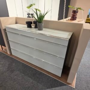 Wiemann COMO Schubladenkommode 160 cm Glas weiß Havanna NB – Gesamtansicht
