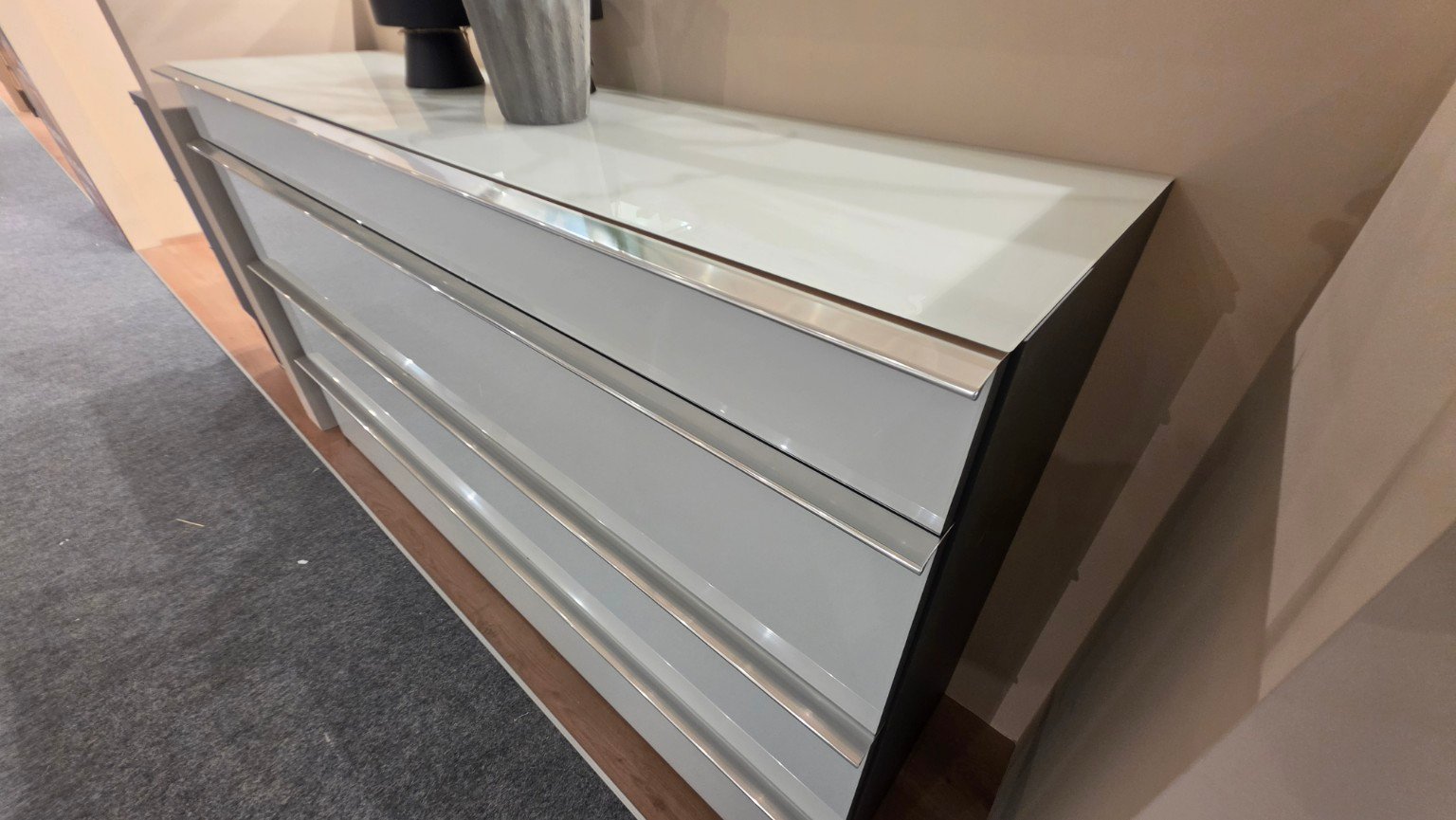 Wiemann COMO Schubladenkommode 160 cm Glas weiß Havanna NB – Front und Chromgriffe