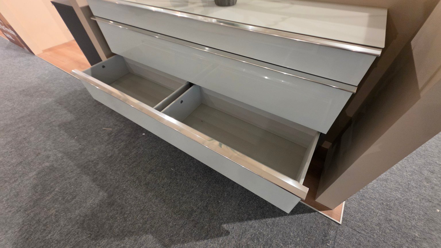 Wiemann COMO Schubladenkommode 160 cm Glas weiß Havanna NB – untere Schublade geöffnet