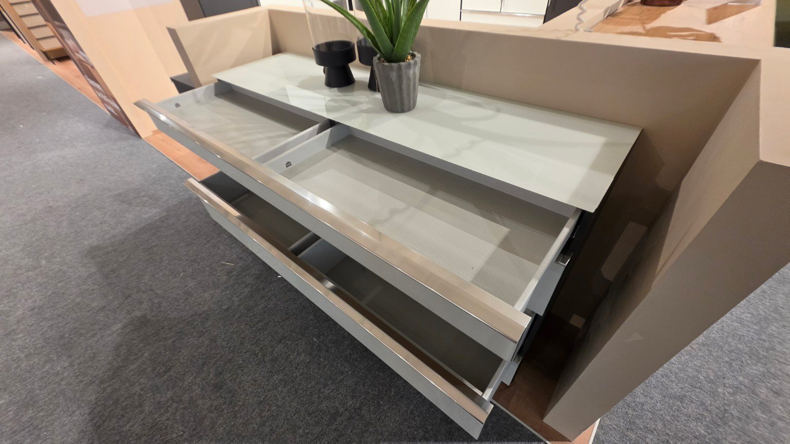 Wiemann COMO Schubladenkommode 160 cm Glas weiß Havanna NB – Schubladen geöffnet