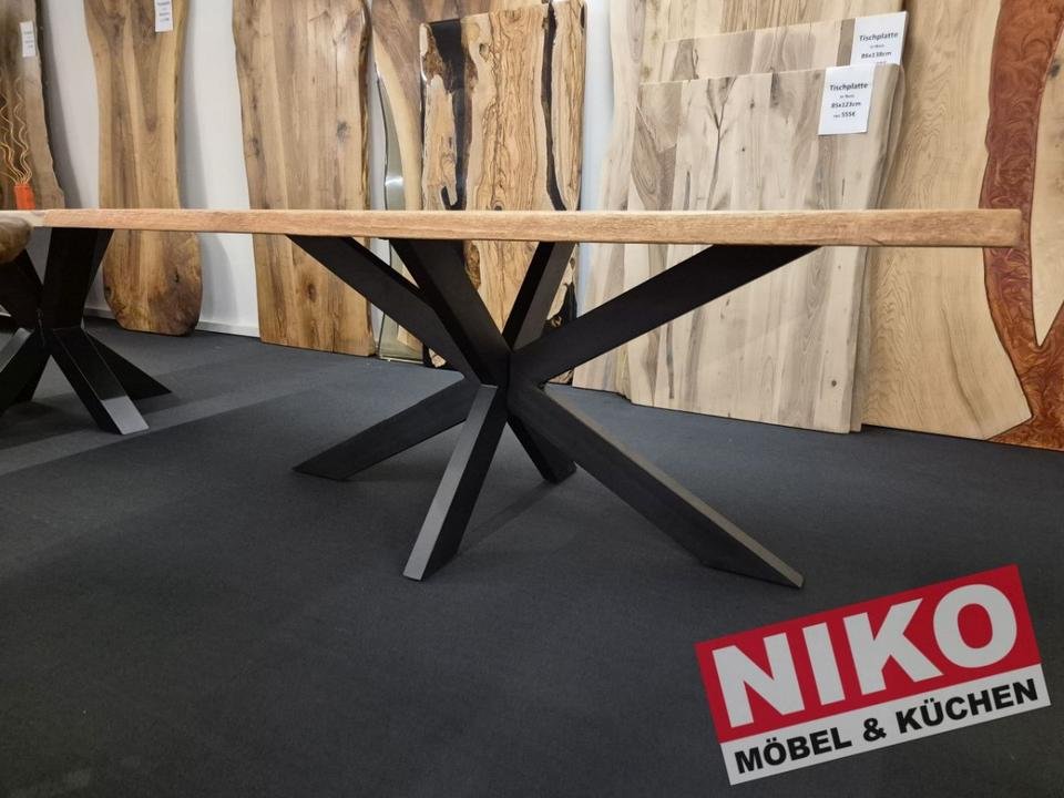 24111604 Esstisch 95 × 200 cm Kastanie massiv mit Spider-Fuß – Detailansicht 2