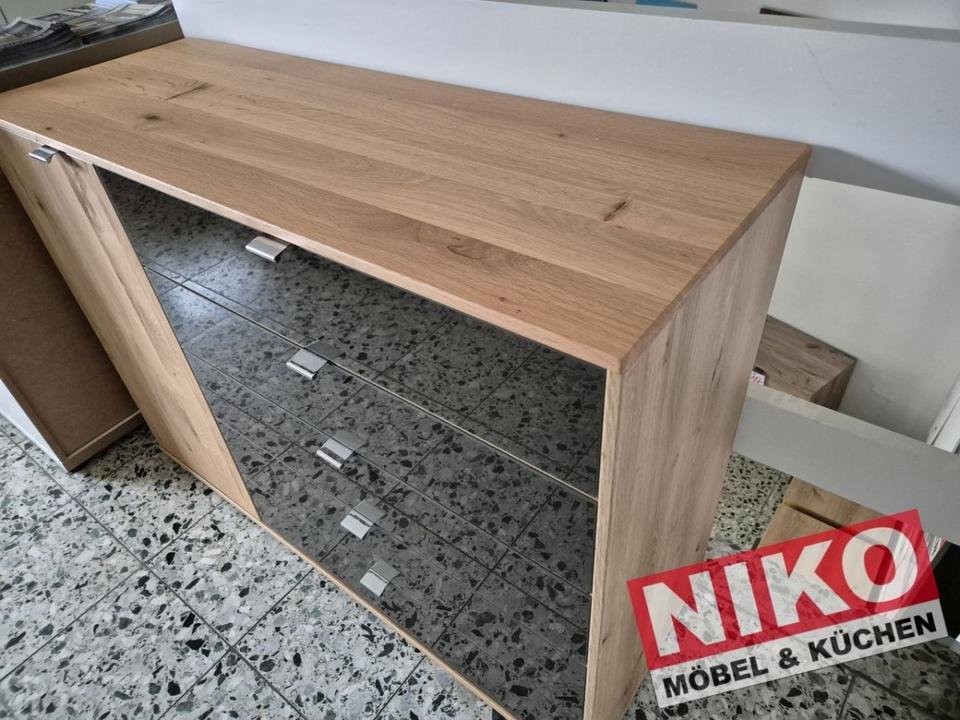 CARDIFF Kombikommode 120 cm Eiche Bianco/Glas Mocca – – Detailansicht 2