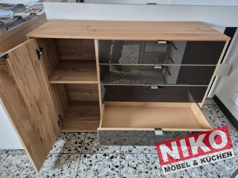 CARDIFF Kombikommode 120 cm Eiche Bianco/Glas Mocca – – Detailansicht 3