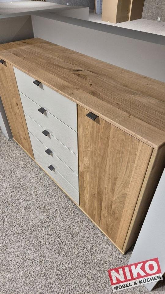 CARDIFF Kombikommode 141 cm Eiche Bianco/Glas Champagner von Wiemann – – Detailansicht 2