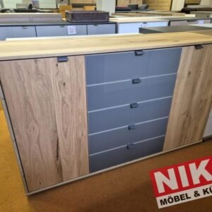 CARDIFF Kombikommode 141 cm Eiche Bianco/Glas Havanna von Wiemann – – Produktansicht 1