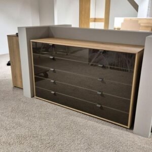 CARDIFF Schubladenkommode 141 cm Eiche Bianco/Glas Mocca von Wiemann – Produktansicht 1