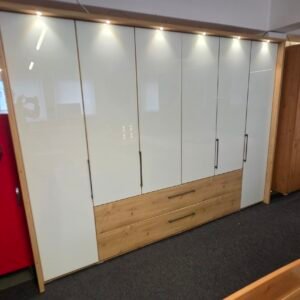 Metz Kleiderschrank 3 m – Originalfoto aus der NIKO Ausstellung: Gesamtansicht geschlossen