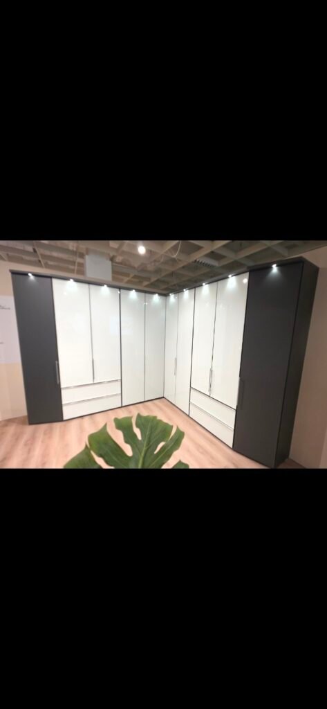 Eckkleiderschrank mit weißer Front – Einblick in die NIKO Ausstellung