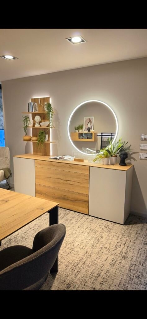 Kommode mit Holzschubladen und hellen Türen in der NIKO Ausstellung