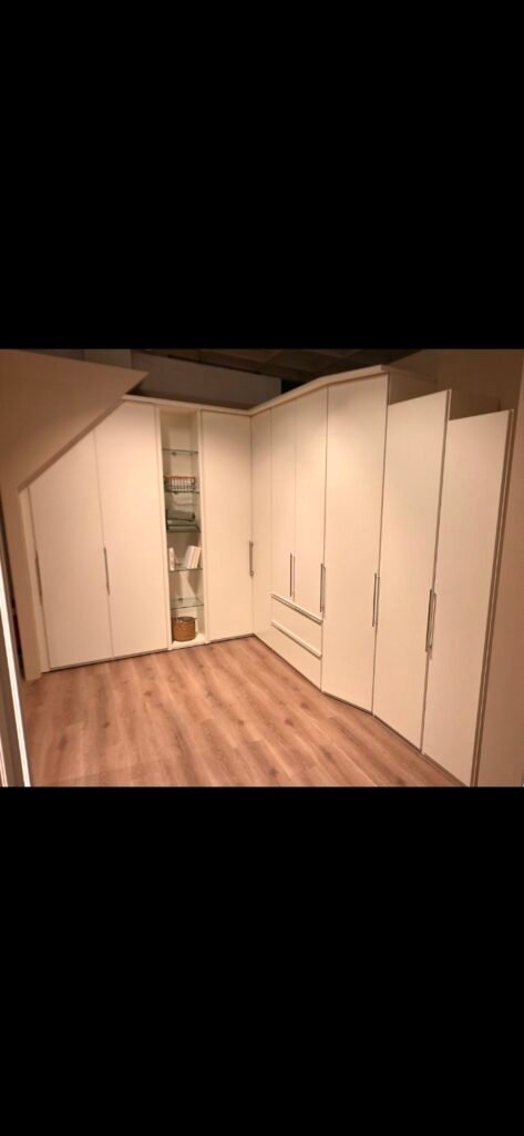 Weißer Eckschrank unter Dachschräge – Einblick in die NIKO Ausstellung