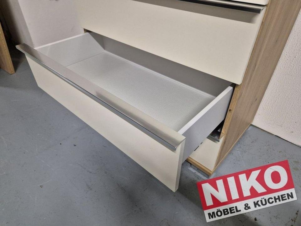 WIEMANN LOFT Kommode Eiche Bianco / Glas Weiß – Ausstellungsstück – Detailansicht 3