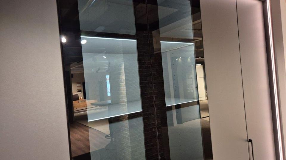 Dubai Drehtürenschrank 306 cm Graphit/Rauchglas mit LED – Wiemann Ausstellungsstück by NIKO