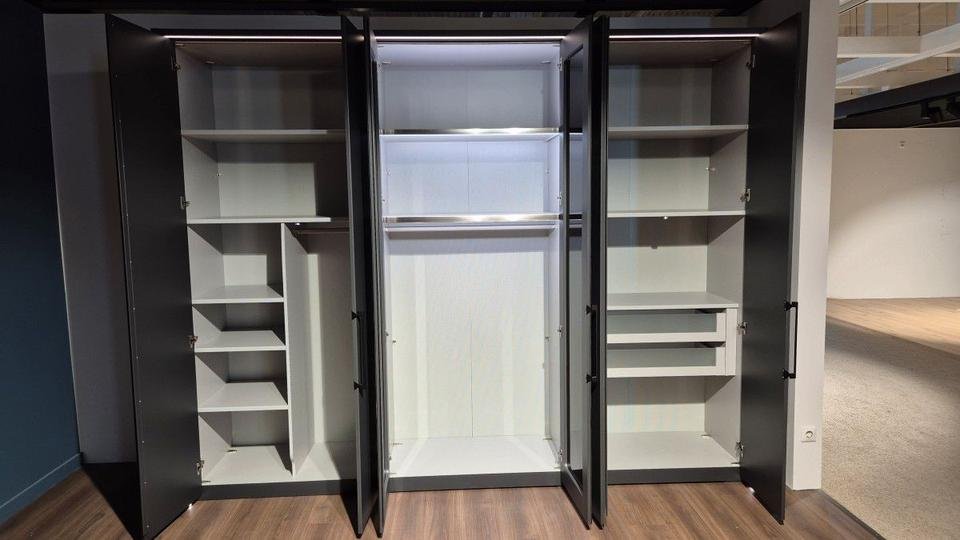 Dubai Drehtürenschrank 306 cm Graphit/Rauchglas mit LED – Wiemann Ausstellungsstück by NIKO