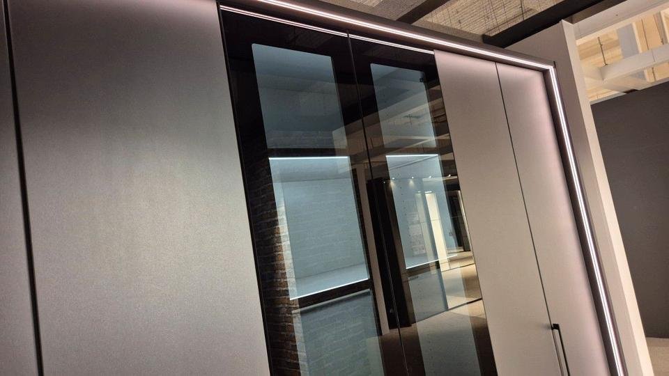 Dubai Drehtürenschrank 306 cm Graphit/Rauchglas mit LED – Wiemann Ausstellungsstück by NIKO