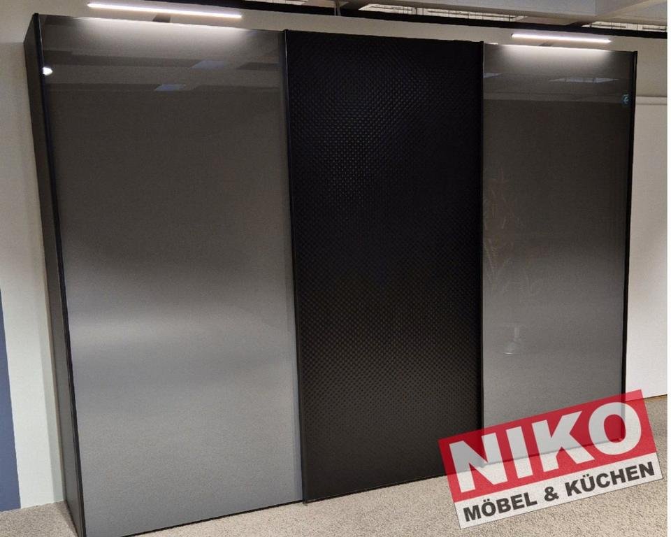 LIMA Kleiderschrank 3m Ausstellungsstück by NIKO – Produktansicht 1