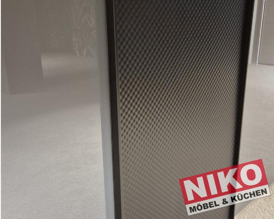 LIMA Kleiderschrank 3m Ausstellungsstück by NIKO – Detailansicht 2