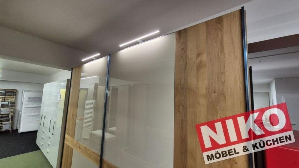 PAOLO Kleiderschrank 3m Erle massiv Ausstellungsstück by NIKO – Detailansicht 2