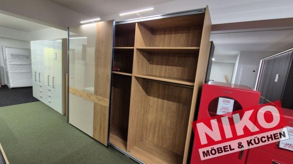 PAOLO Kleiderschrank 3m Erle massiv Ausstellungsstück by NIKO – Detailansicht 3