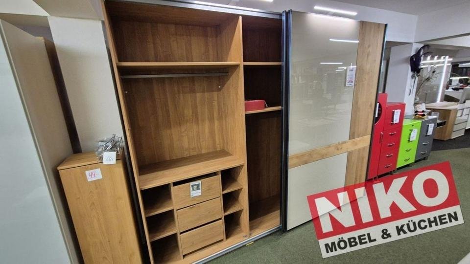 PAOLO Kleiderschrank 3m Erle massiv Ausstellungsstück by NIKO – Detailansicht 4