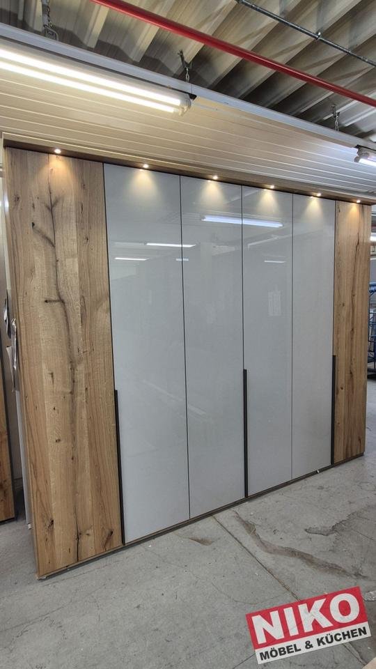 LACCATO Kleiderschrank 3 M Ausstellungsstück Wiemann by NIKO – Produktansicht 1