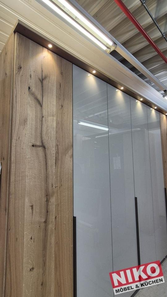 LACCATO Kleiderschrank 3 M Ausstellungsstück Wiemann by NIKO – Detailansicht 2