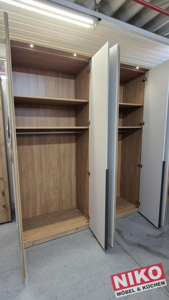 LACCATO Kleiderschrank 3 M Ausstellungsstück Wiemann by NIKO – Detailansicht 3