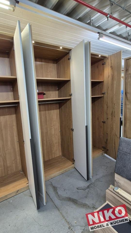 LACCATO Kleiderschrank 3 M Ausstellungsstück Wiemann by NIKO – Detailansicht 4