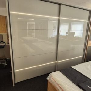 MACAO Kleiderschrank 3m kieselgrau Glas Ausstellungsstück by NIKO – Produktansicht 1