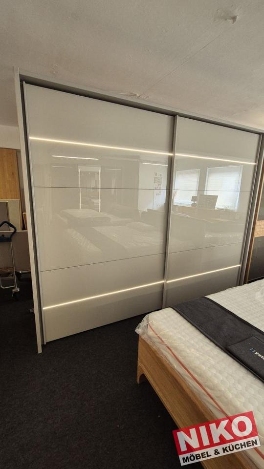 MACAO Kleiderschrank 3m kieselgrau Glas Ausstellungsstück by NIKO – Produktansicht 1