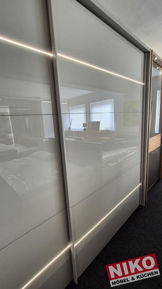 MACAO Kleiderschrank 3m kieselgrau Glas Ausstellungsstück by NIKO – Detailansicht 2