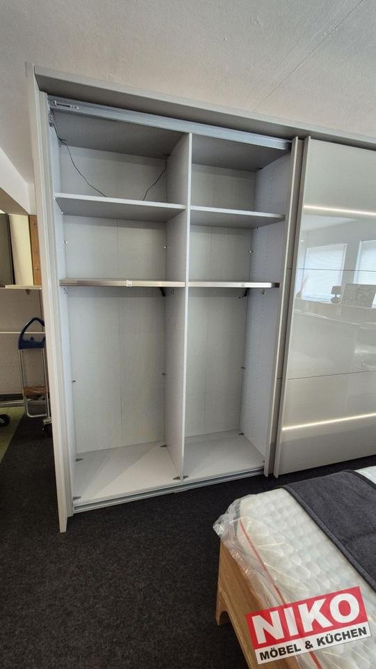 MACAO Kleiderschrank 3m kieselgrau Glas Ausstellungsstück by NIKO – Detailansicht 3
