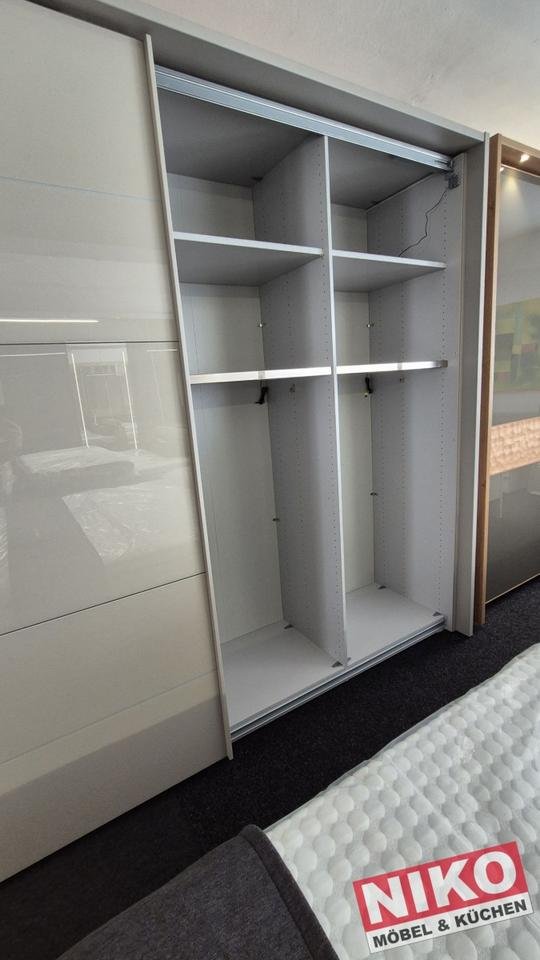 MACAO Kleiderschrank 3m kieselgrau Glas Ausstellungsstück by NIKO – Detailansicht 4