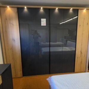 Cremona Drehtürenschrank 306 cm Eiche Bianco/Glas Lava mit Beleuchtung – als Ausstellungsstück von Wiemann by NIKO