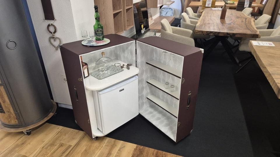 Minibar im Überseekoffer-Stil mit Kühlschrank – Produktansicht 1