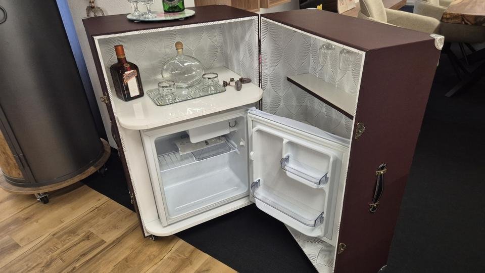 Minibar im Überseekoffer-Stil mit Kühlschrank by NIKO