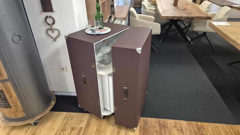 Minibar im Überseekoffer-Stil mit Kühlschrank by NIKO