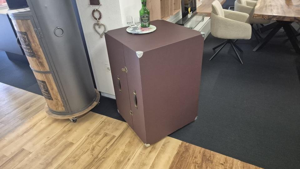 Minibar im Überseekoffer-Stil mit Kühlschrank by NIKO