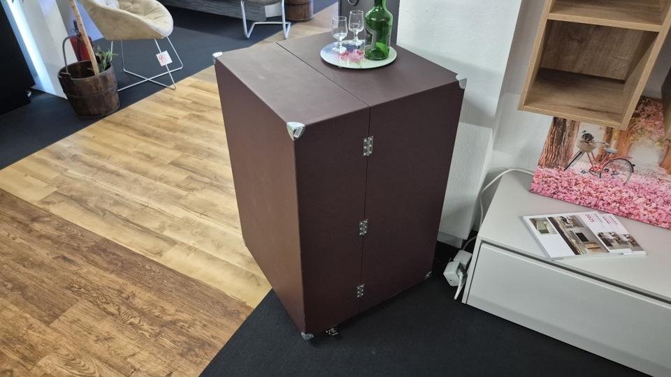 Minibar im Überseekoffer-Stil mit Kühlschrank by NIKO