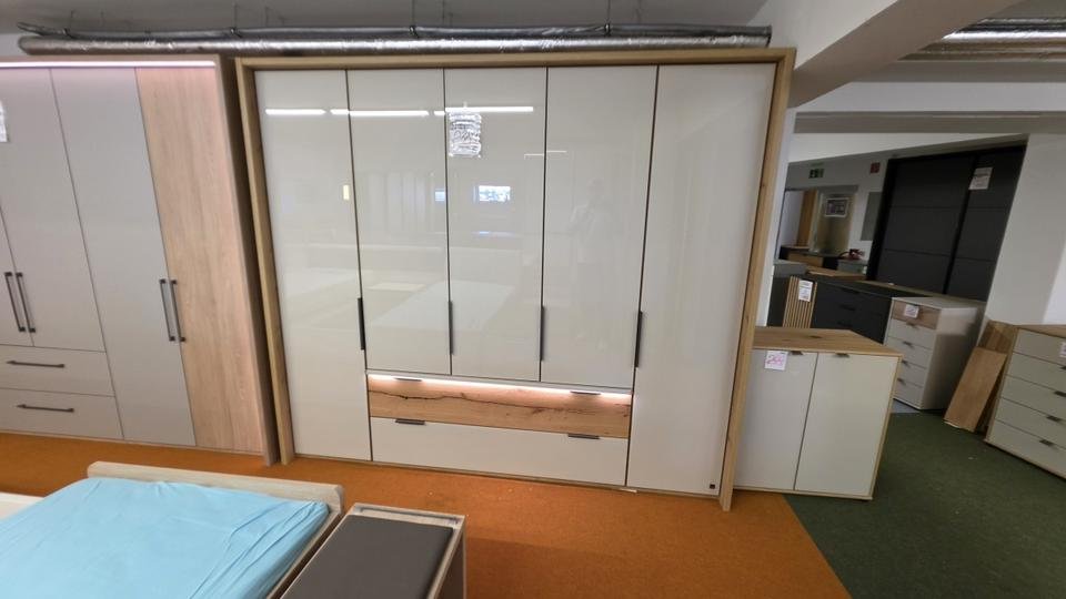 INTERLIVING Kleiderschrank 256 cm Eiche Bianco/Glas Champagner mit Schubladen – Produktansicht 1