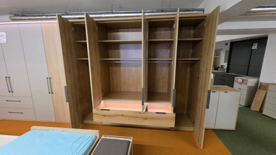 INTERLIVING Kleiderschrank 256 cm Eiche Bianco/Glas Champagner mit Schubladen Ausstellungsstück by NIKO